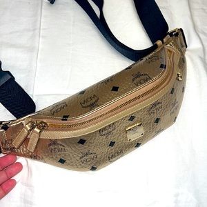 Mcm Fanny pack like new ! It comes with a Dustbag